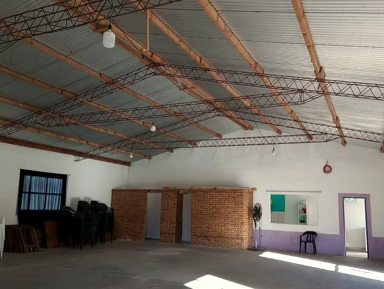 Conflicto en una escuela por las condiciones en que se dictan clases