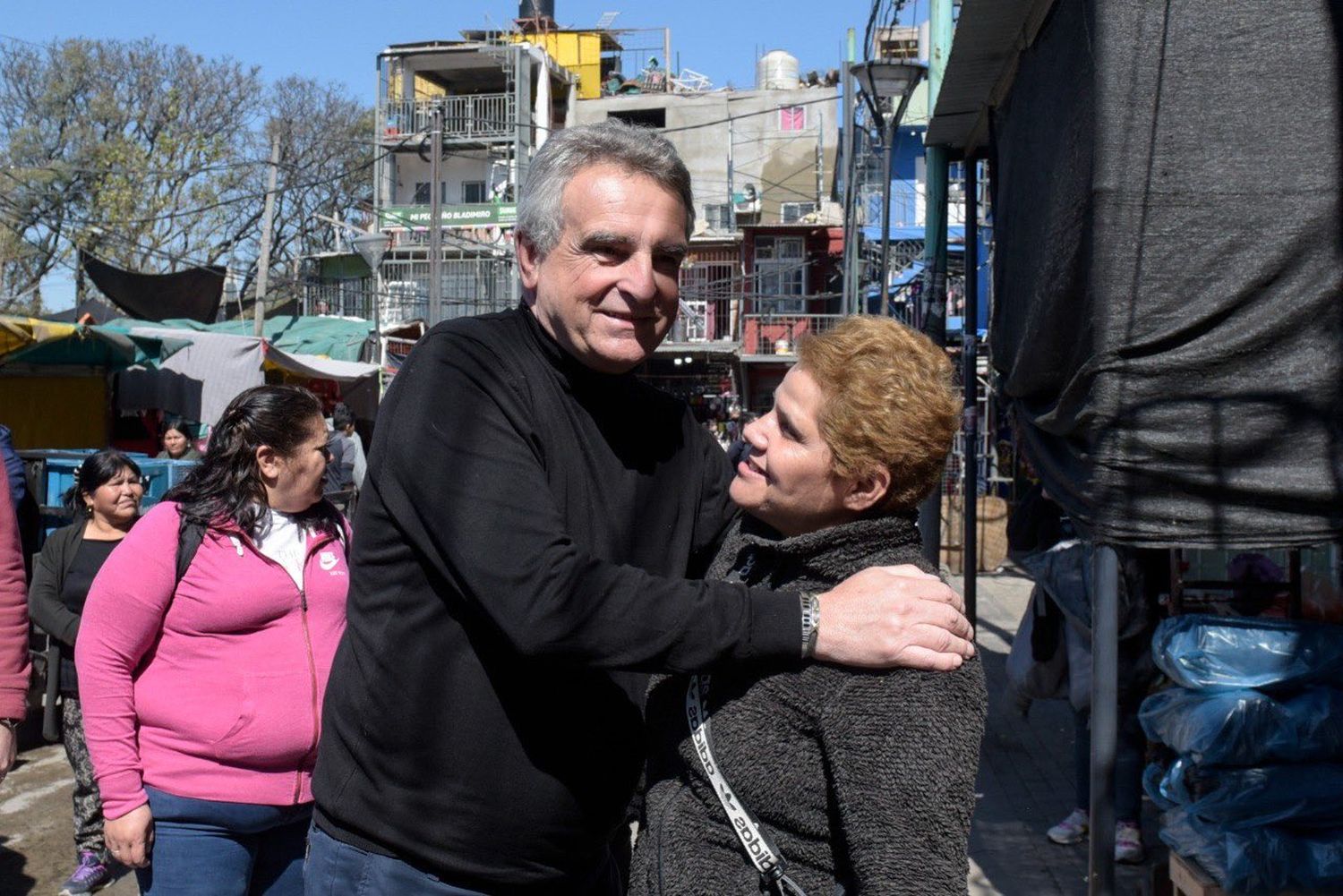 El candidato a vicepresidente de Unión por la Patria, Agustín Rossi, recorrió el barrio Padre Mugica.