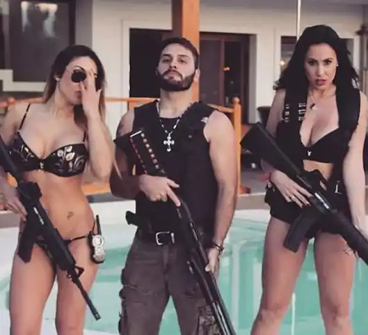 Mujeres, autos y armas: la vida del loquito que se habría filmado a 240 km/h