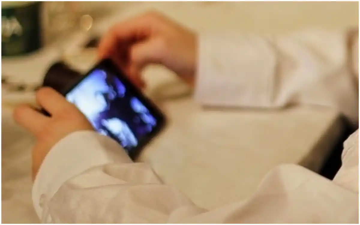 Tragedia: Niño de 8 años murió al intentar enchufar un cargador del celular