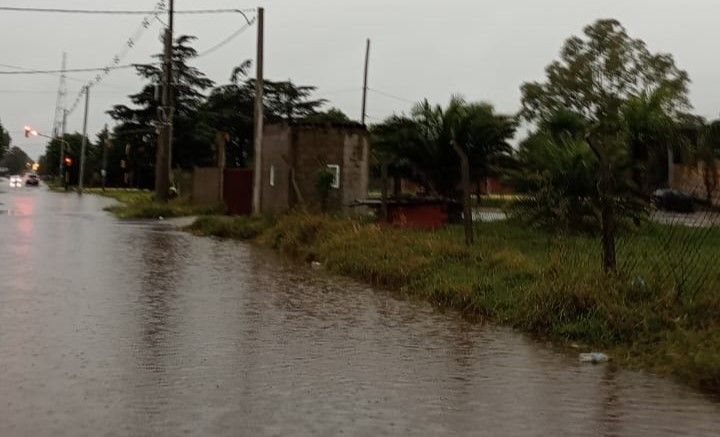 Sobre calle Lucio Mansilla en inmediaciones de la Nueva Terminal también hubo anegamientos.