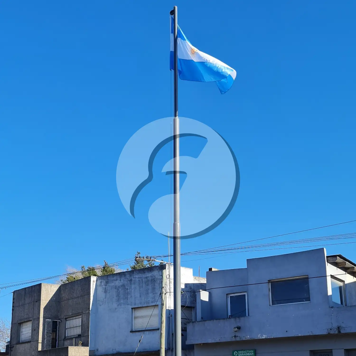 Mástil en Quequén