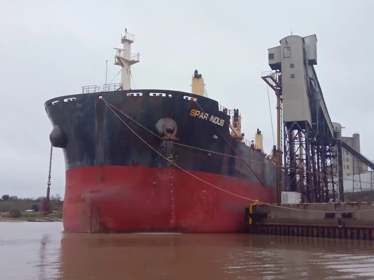 El puerto local, con un buque, a comienzos de semana. Foto: Enrique Sierra.