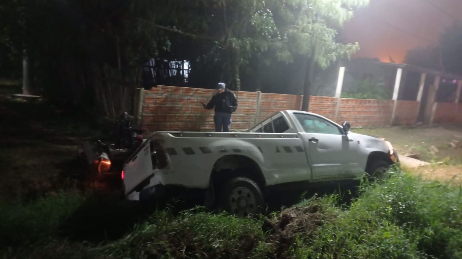 Ladrones robaron dos camionetas gubernamentales y las abandonaron en distintos zanjones