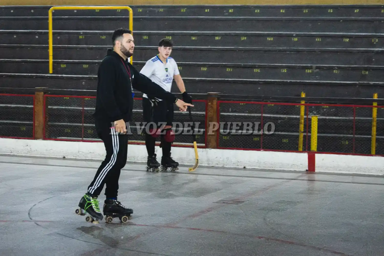 Mariano Pena, el entrenador sanjuanino de hockey sobre patines, durante el entrenamiento del equipo que afrontará el Torneo Argentino Senior Masculino (Foto: Nahuel La Grutta)