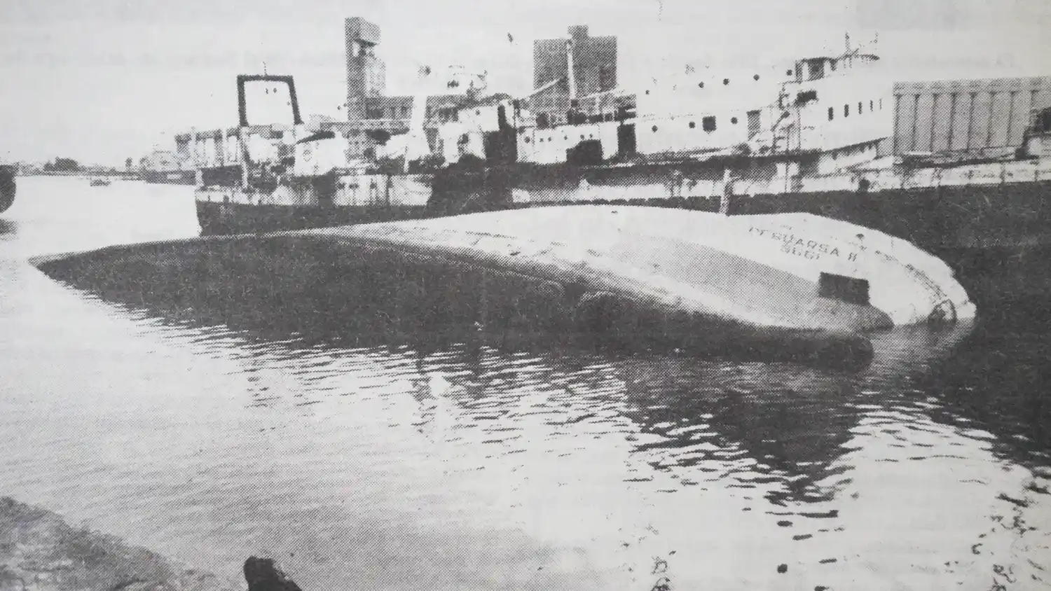 De costado. Quedó el Pesuarsa II dentro de Puerto Quequén