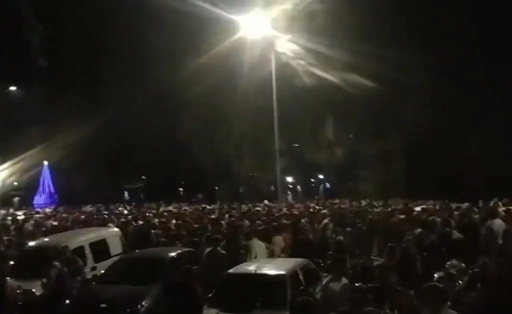 Pese a las restricciones, una multitud se reunió en las inmediaciones del Dique 
