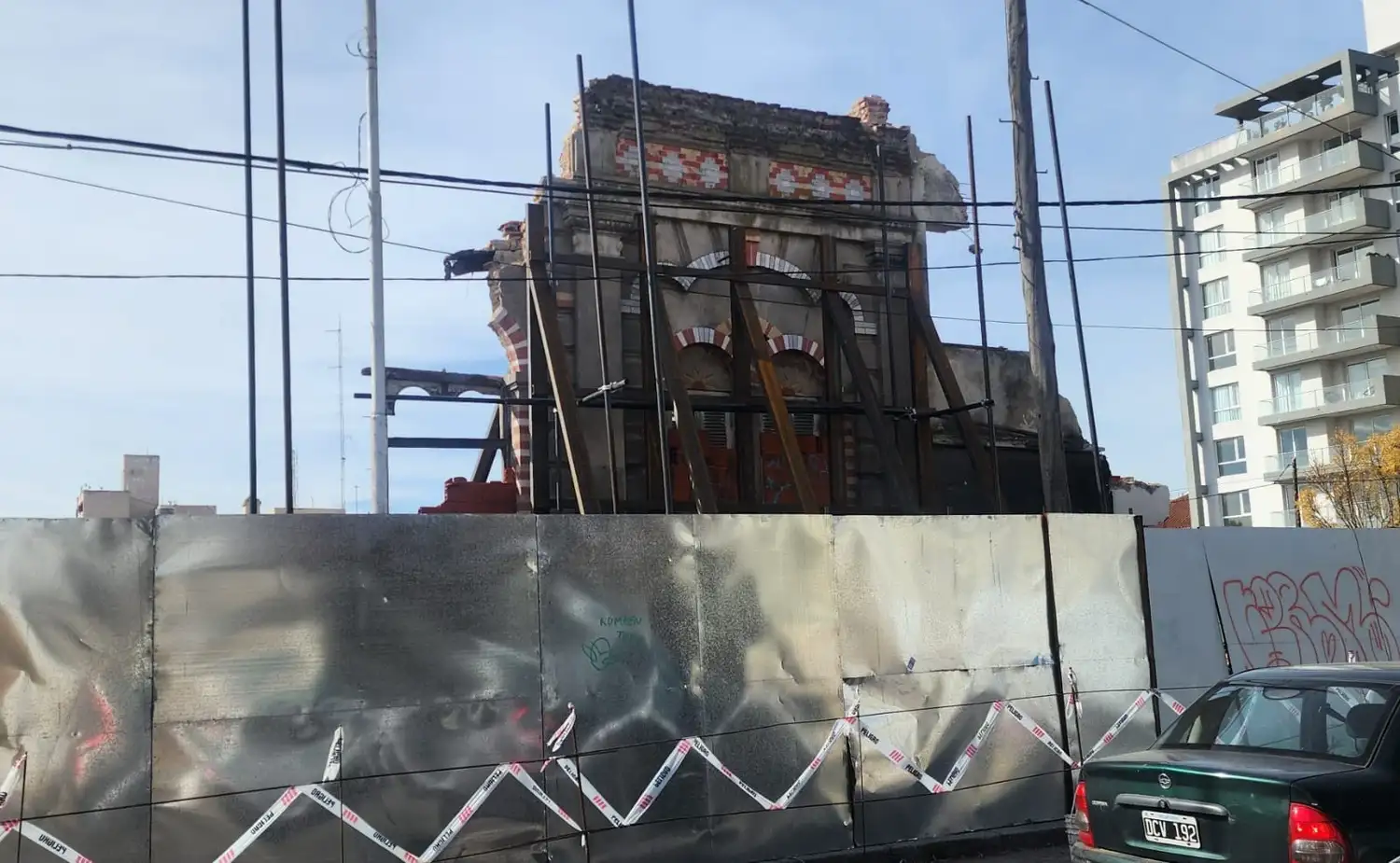 El caso de la casa patrimonial demolida sumó un nuevo capítulo. Apuntalan la fachada.