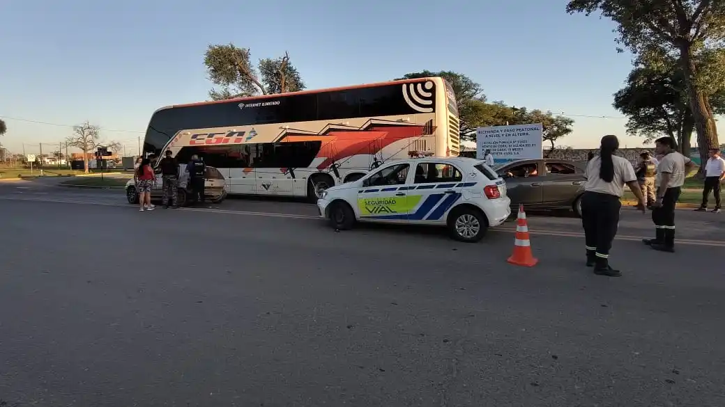 El conductor del automóvil que impactó contra el colectivo tenía 1.8 de alcohol en sangre