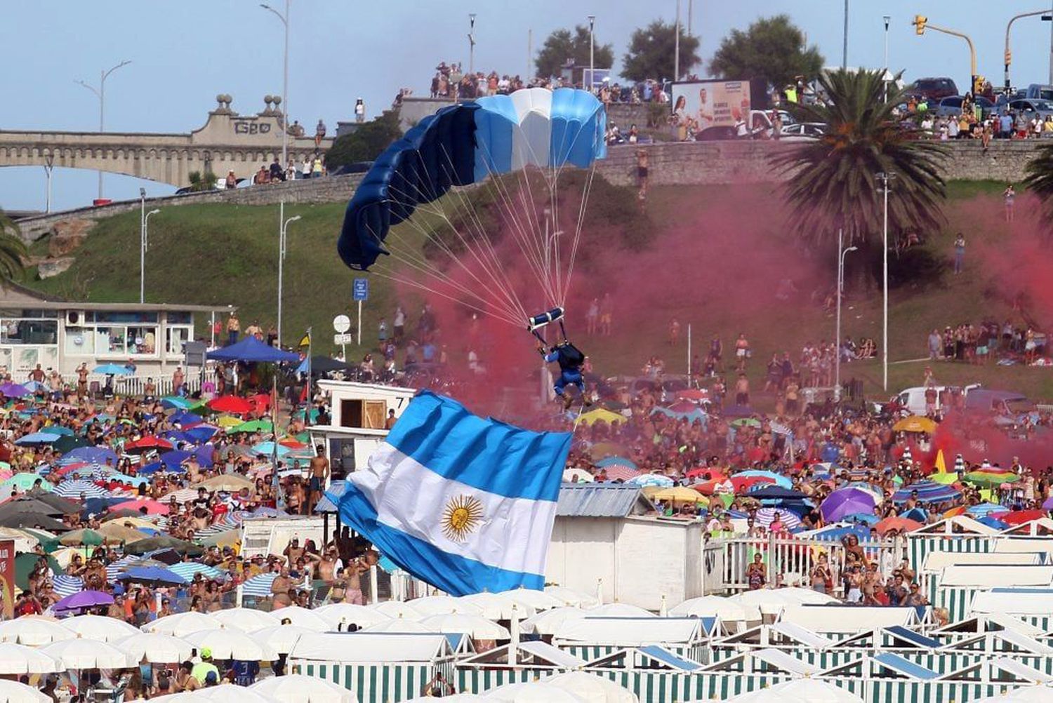 Aviones y paracaídas. En el inicio de los festejos