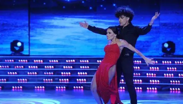 Bailando: Bachata, amores y desmentida