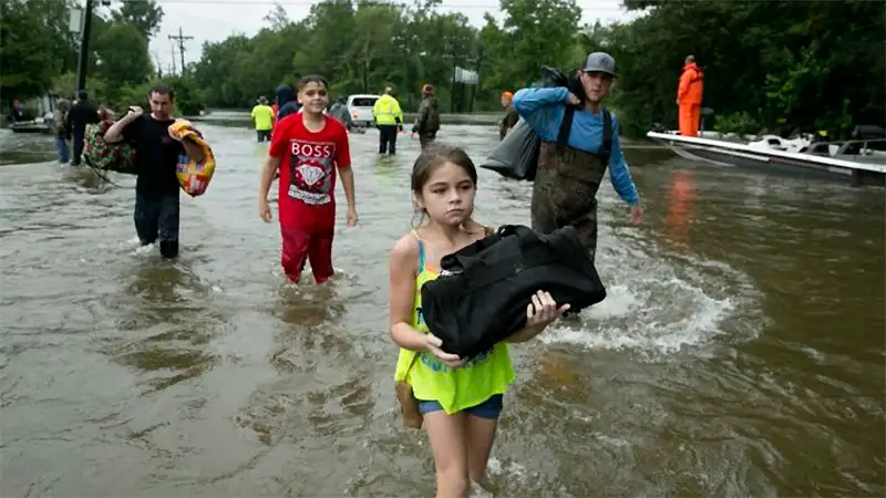 Nena de 3 años sobrevivió al huracán Harvey aferrada al cadáver de su madre