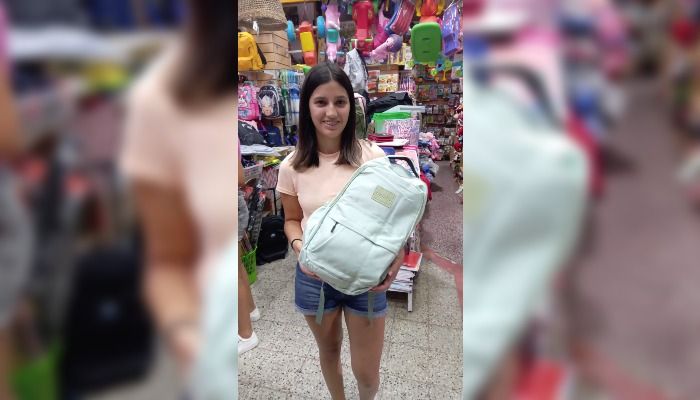 Ludmila contenta con su mochila de La Bomba
