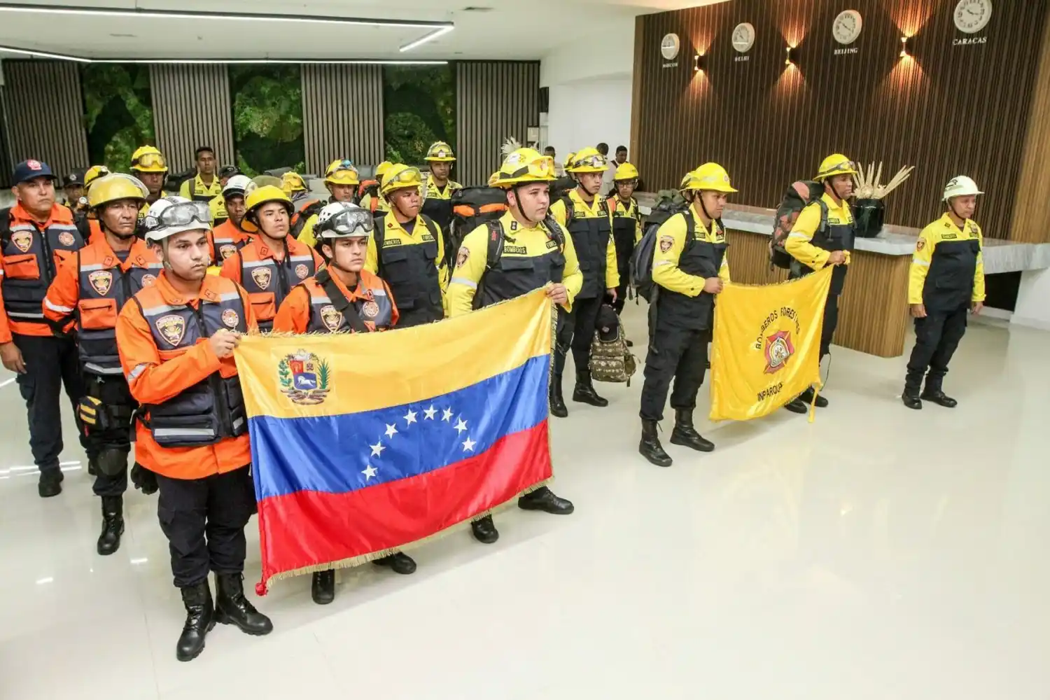 ¡SE ESPERAN MÁS! 30 bomberos venezolanos llegan a Bolivia para combatir incendios forestales