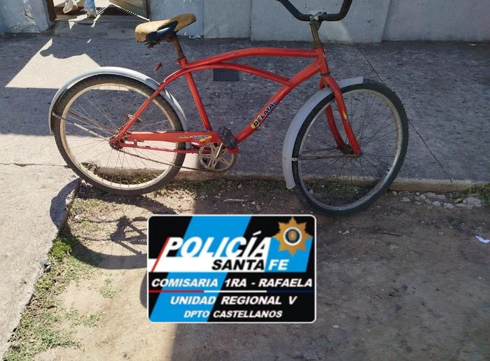 Andaban merodeando por calle Pueyrredón con una bicicleta robada de una institución educativa - 1