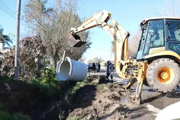 Se trabaja en la adecuación y reemplazo de tubos en calle Malvinas Argentinas