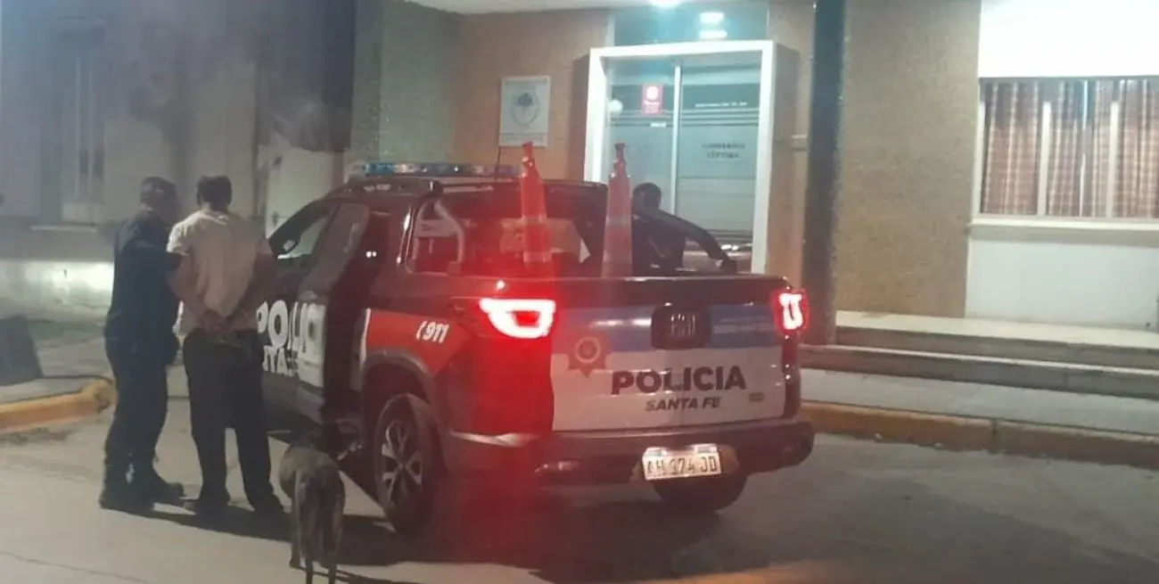 El momento en que el agresor es detenido. Foto: Gentileza