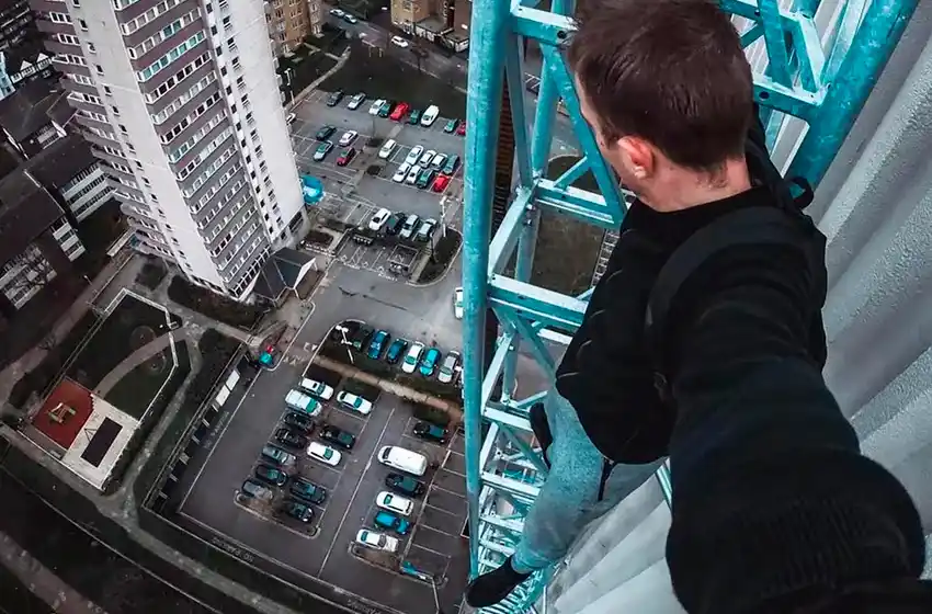 Un escalador urbano murió al caer al vacío en Hong Kong cuando se grababa para sus redes