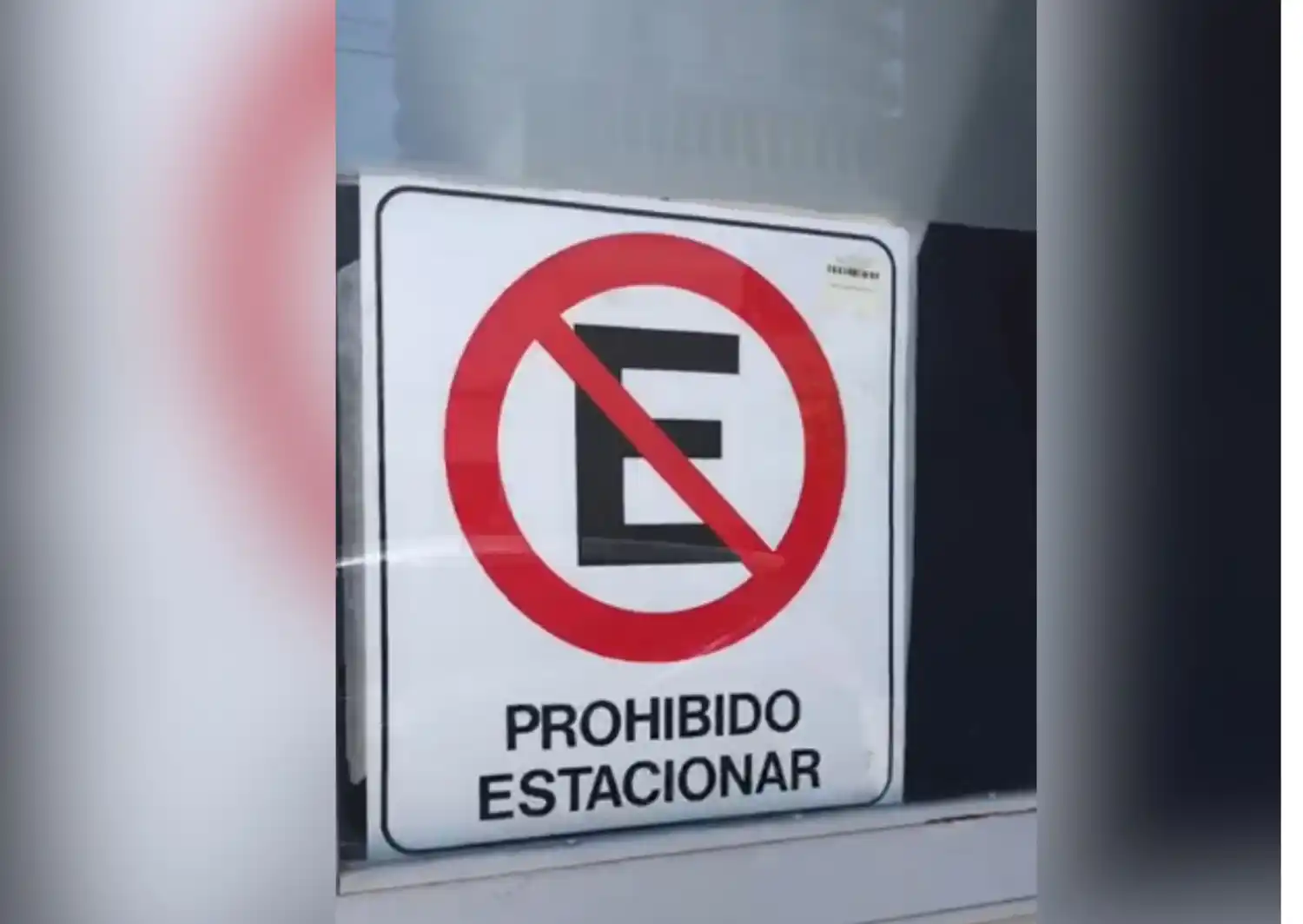 El reclamo de una vecina cansada de que estacionen autos en su garaje