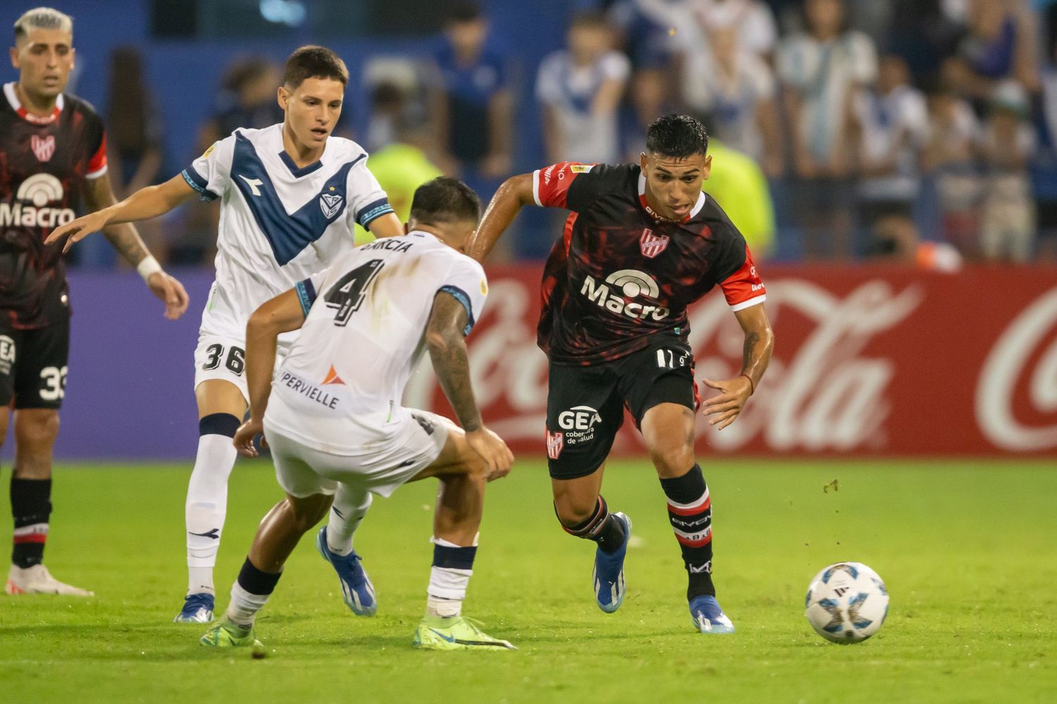 Vélez venció a Instituto y subió a la punta de la zona A