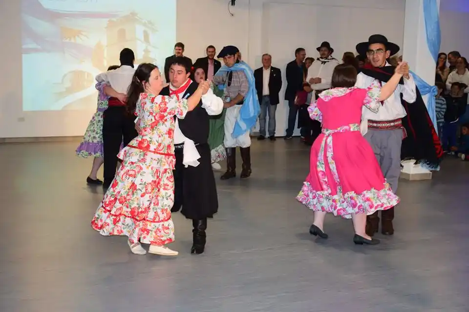 SAN CAYETANO: Muestra de humor gráfico y taller de folclore