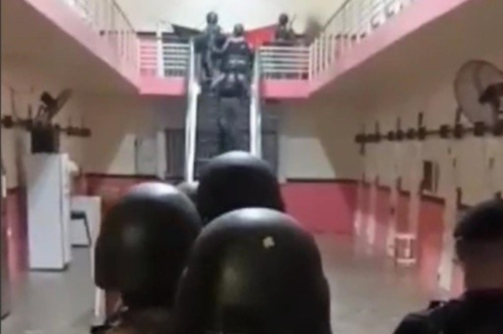 El momento en que los agentes ingresan a los pabellones
