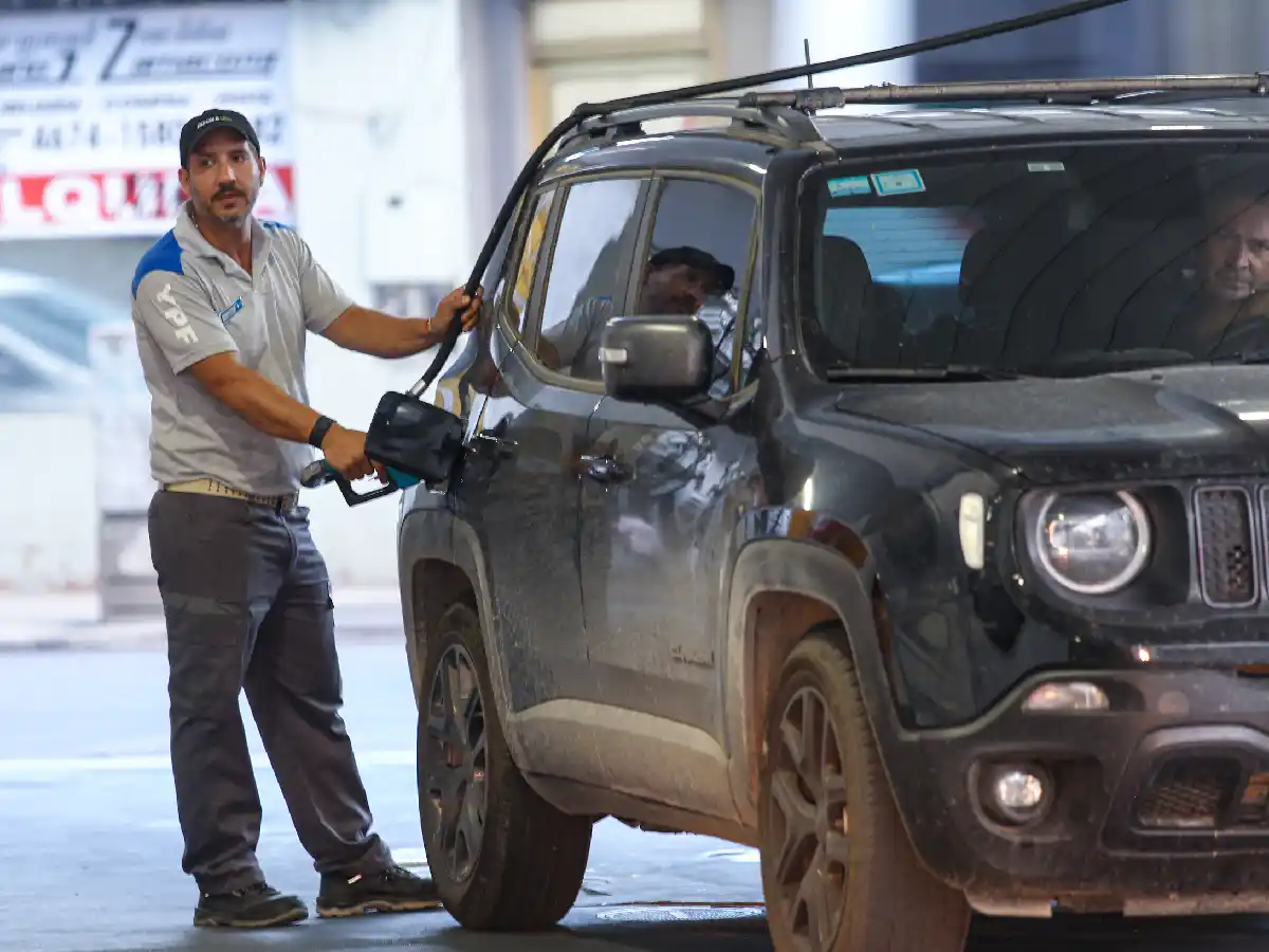 YPF se suma a la tendencia: aumentó en un 4% el precio de sus combustibles 