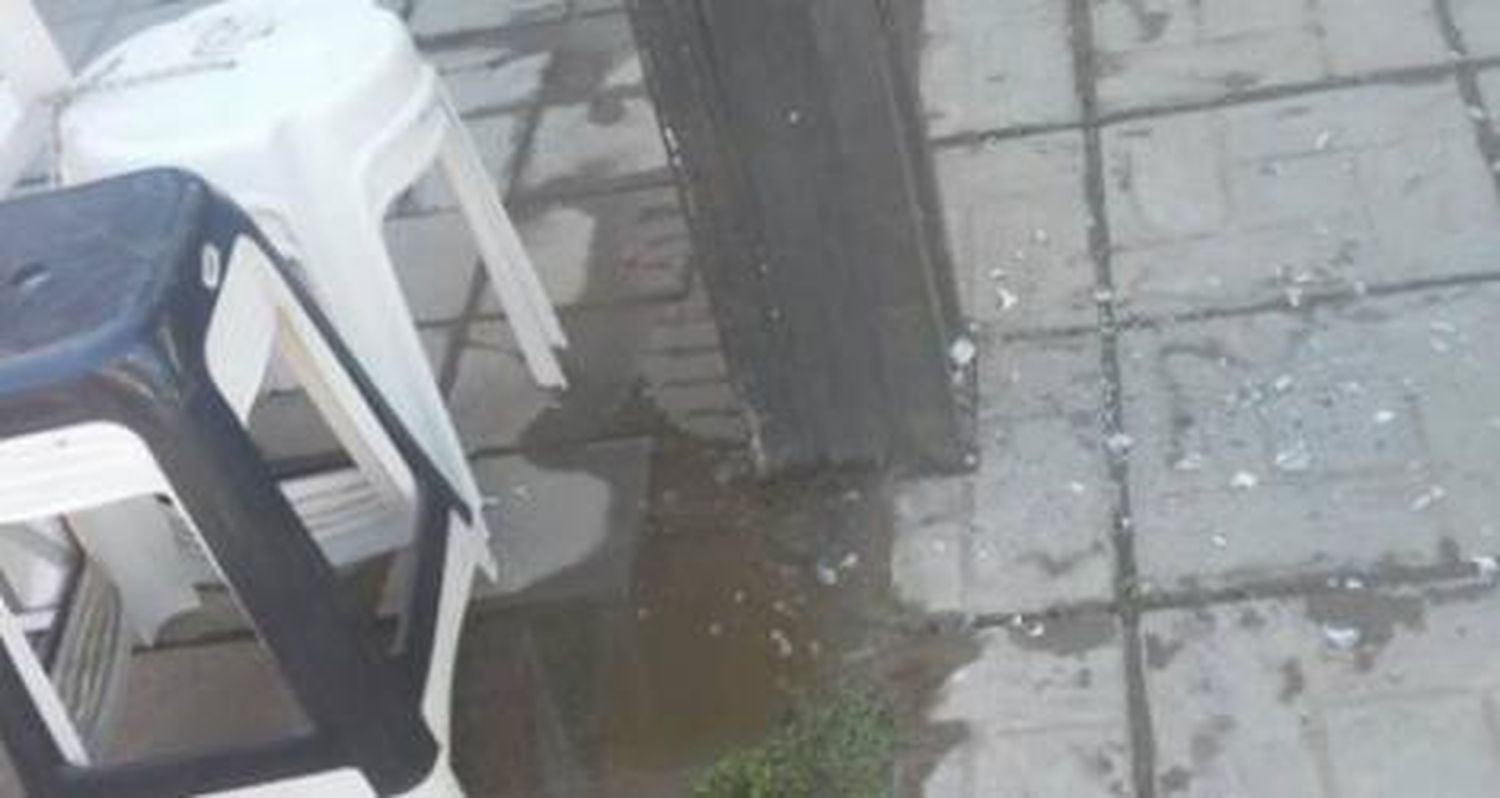 Rotura de vereda con pérdida de agua