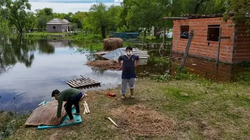 Familias fueron evacuadas por la crecida del río Paraná en terrenos inundables - 3