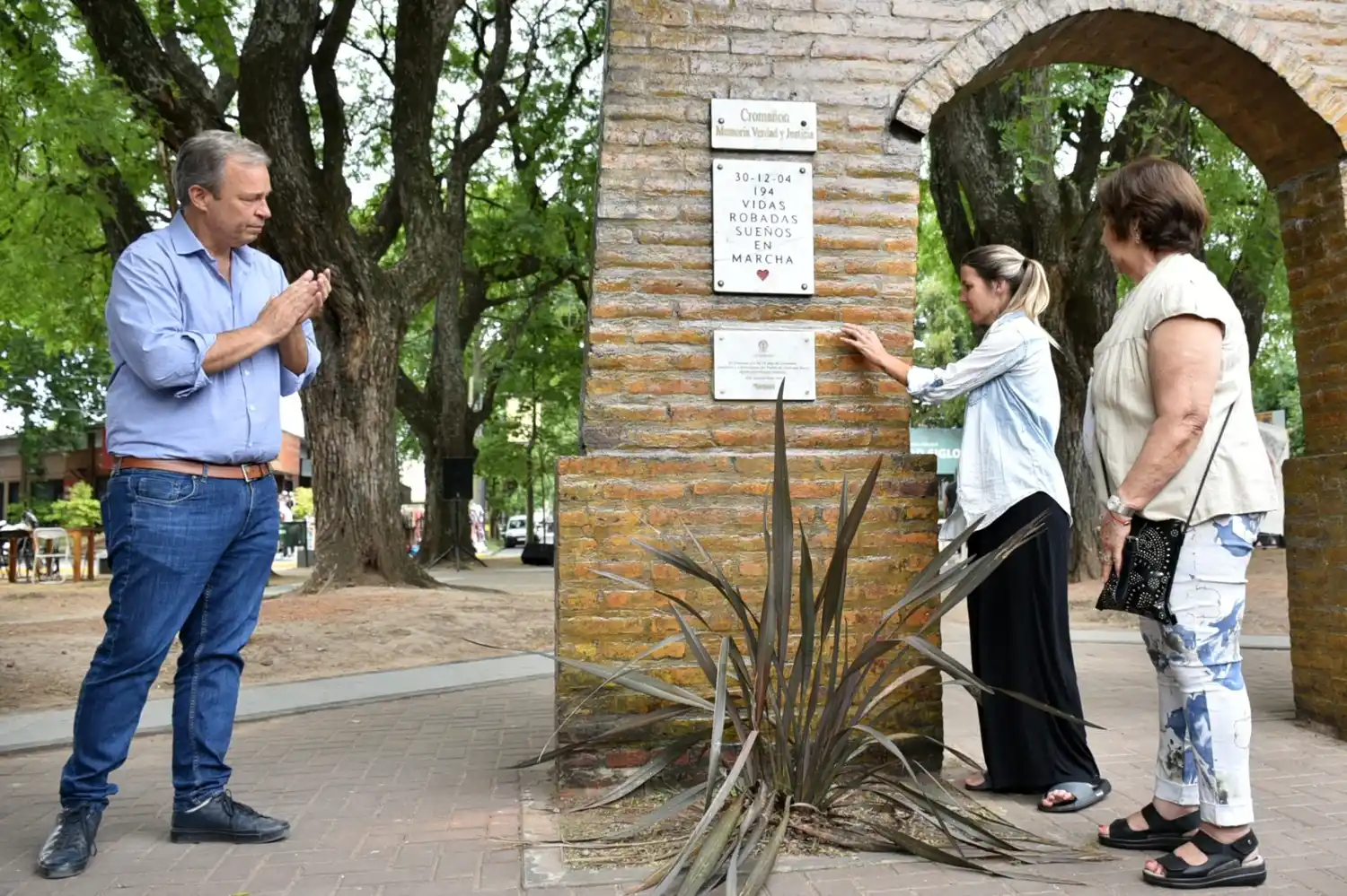 En la plaza Bynnon se descubrió una placa conmemorativa. FOTO: La Urbe Digital.