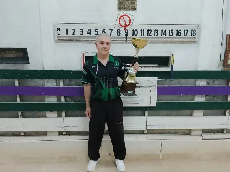 Fabián Varenna y el trofeo Néstor Bellver