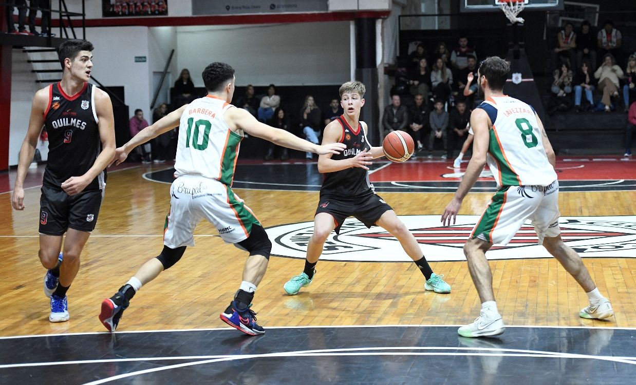 Matías Dominé buscando un pase. (Foto: Prensa Quilmes)