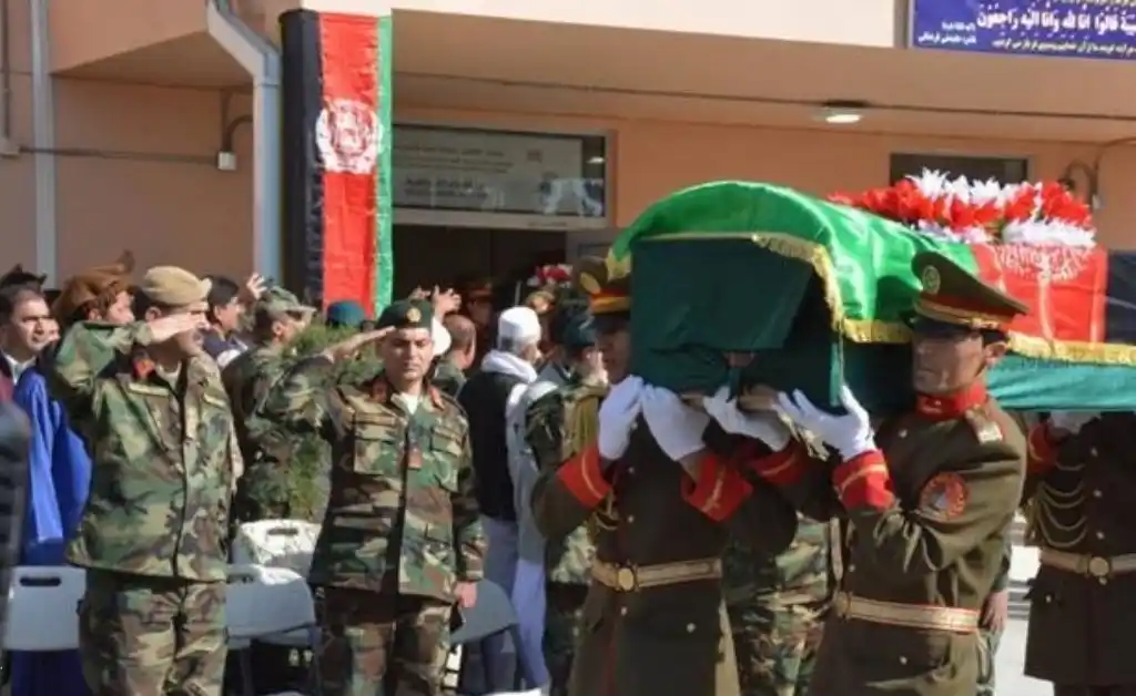 Más de 25 policías y soldados mueren en emboscada de talibanes en Afganistán