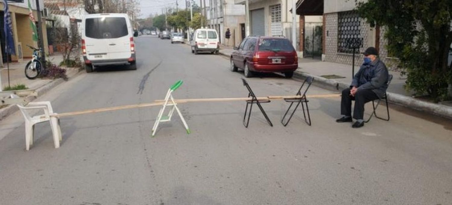 Cañuelas: Jubilado se cansó de no tener luz  y cortó la calle en reclamo a Edesur