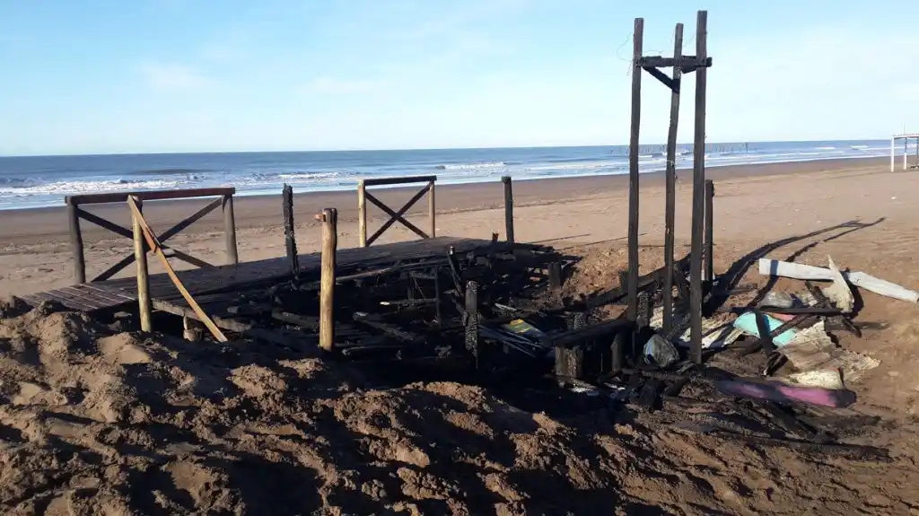 Quemaron el parador de la hija de un funcionario en Monte Hermoso