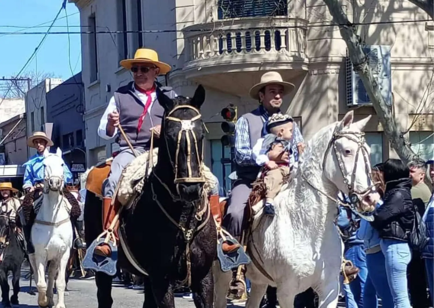 Roberto, Alejandro y el pequeño Amaro en el desfile del Rincón de los Gauchos