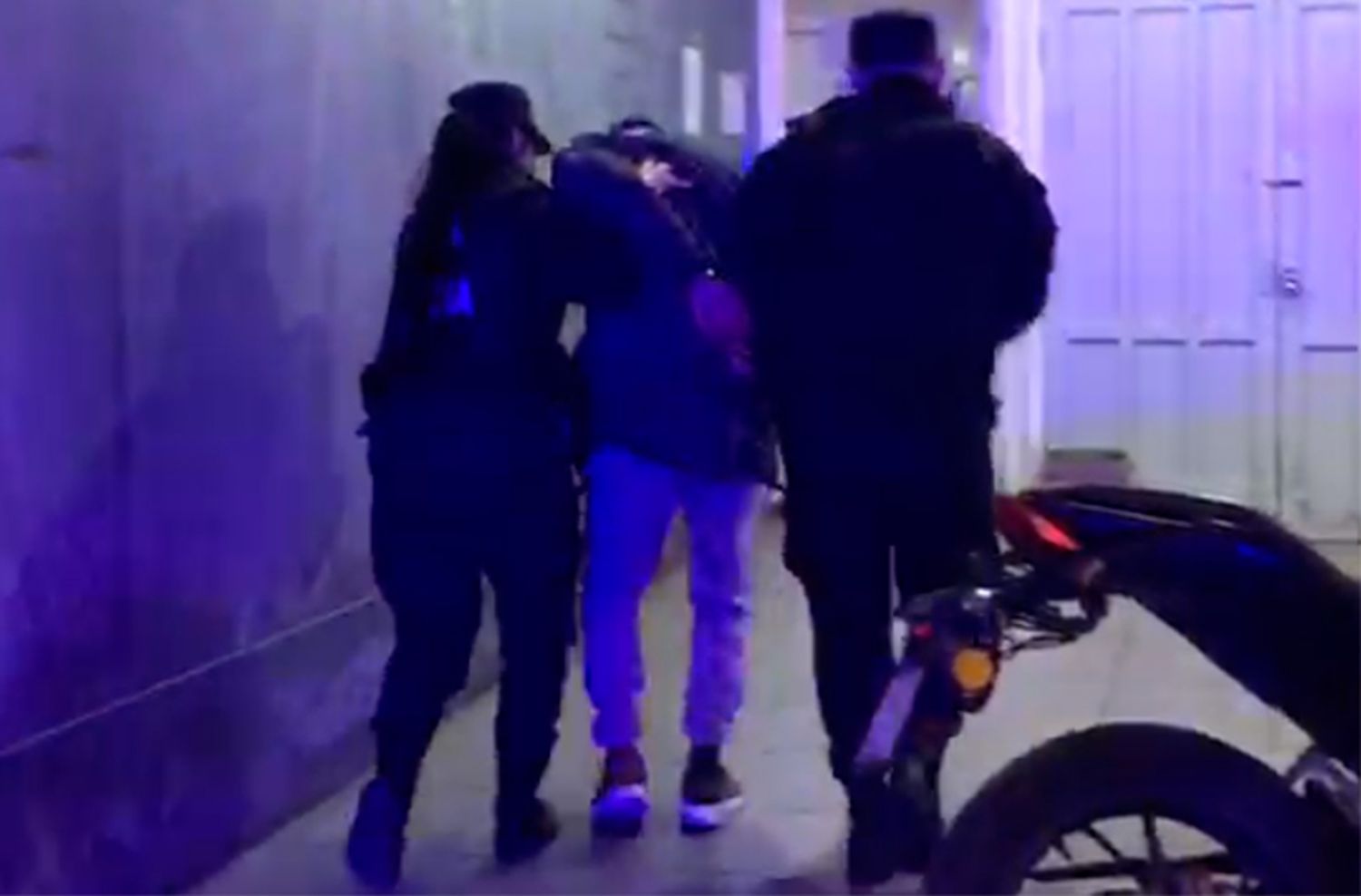 Atrapan a la pareja que robó dólares y un auto a un hombre tras golpearlo en la nuca