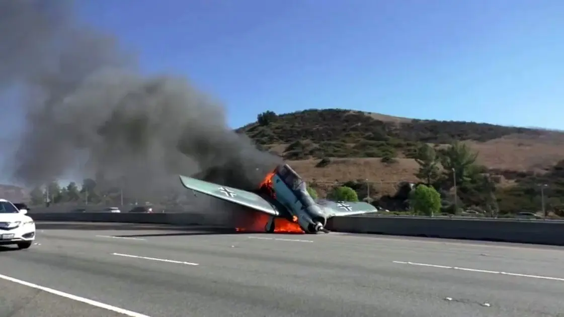 VIDEO: Tragedia en el norte de Italia: un avión ligero se estrelló sobre una autopista y causó dos muertes