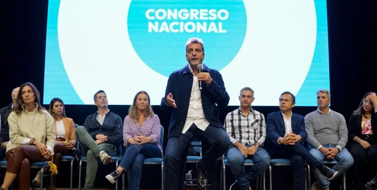 En el congreso del Frente Renovador, Sergio Massa llamó a no "pararnos con el dedo acusador y decirle a la gente que se equivocó a la hora de votar", sino "construir la nueva mayoría que nos va a permitir volver al gobierno dentro de 4 años".