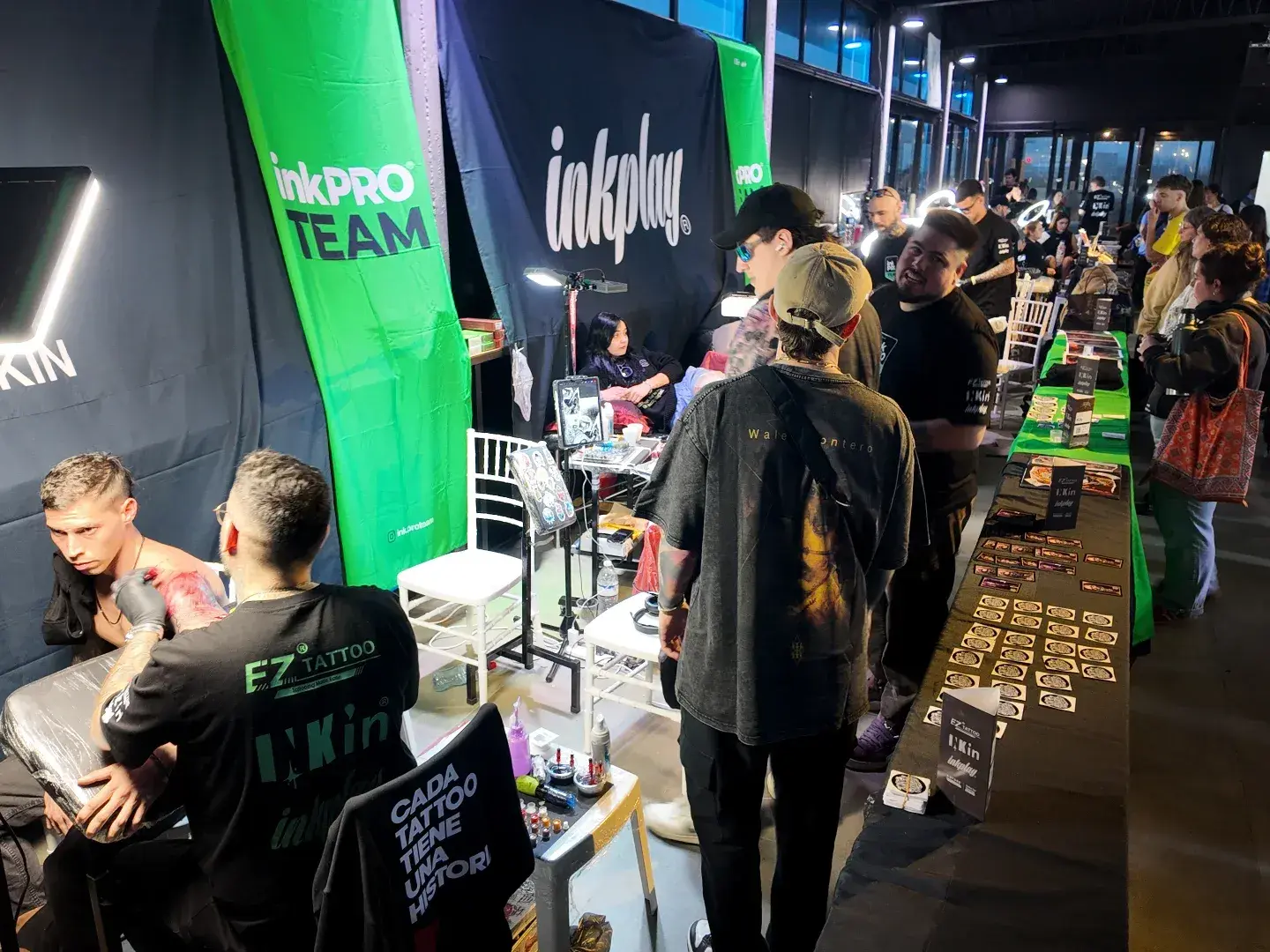 50 tatuadores trabajan en sus "lienzos"