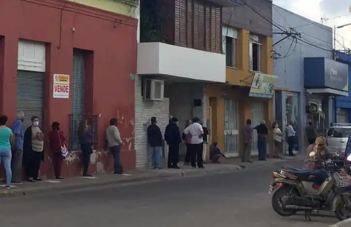 Jubilados cobran el bono de fin de año y rige el pase sanitario en los bancos