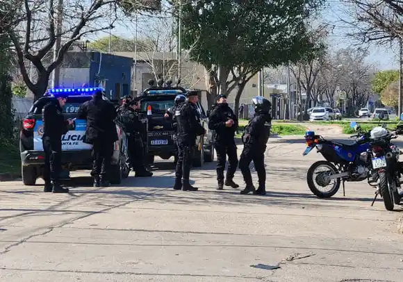 Intentaron robarle el celular y avisó de inmediato: tras una persecución, cayó un joven de 19 años