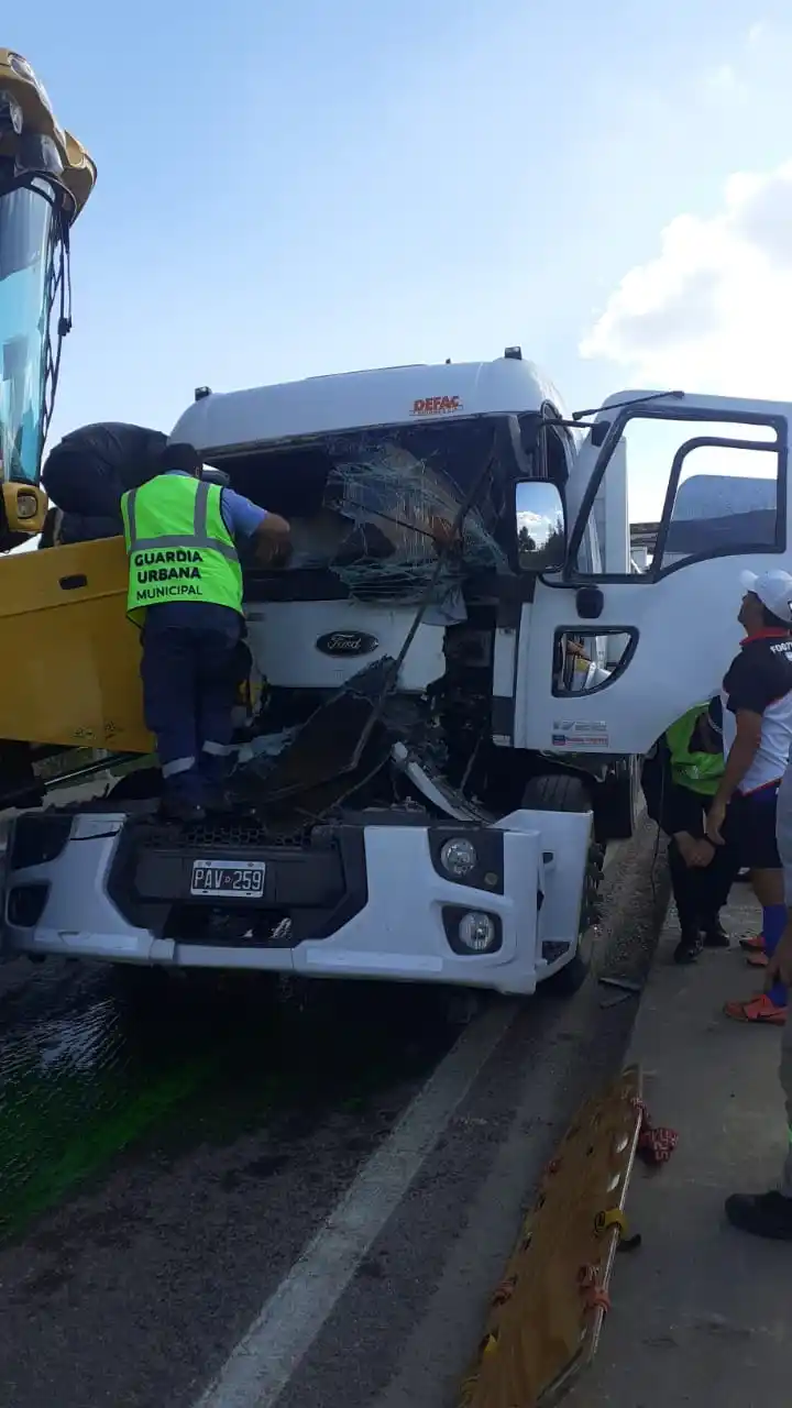 Un camión chocó con una cosechadora sobre el Puente Blanco