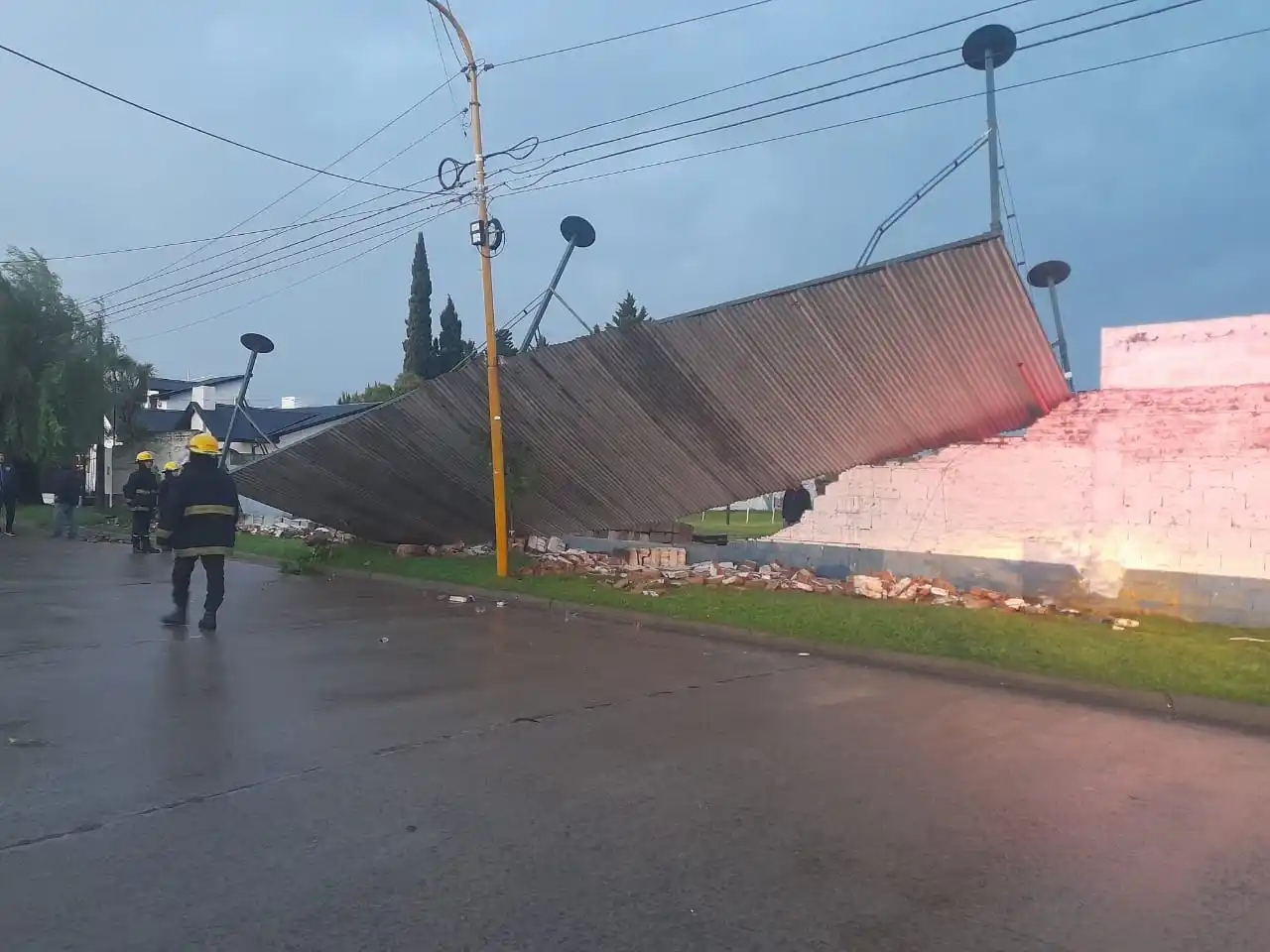 Estructura del estacionamiento de Villa del Parque tras el efecto del viento