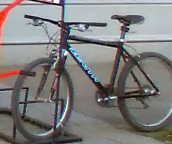 Roban bicicleta en el centro