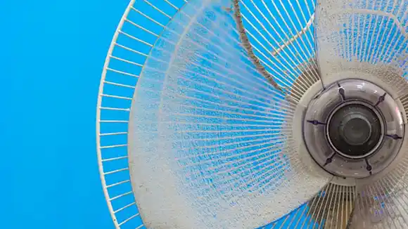 Cómo limpiar el ventilador antes del verano sin abrirlo y con una bolsa: el truco infalible