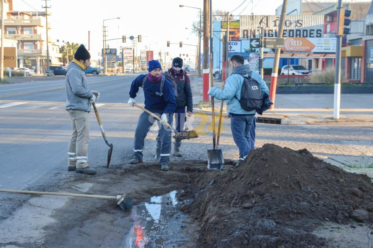 El Municipio avanza con la limpieza del badén colector de ruta 8 en su tramo urbano