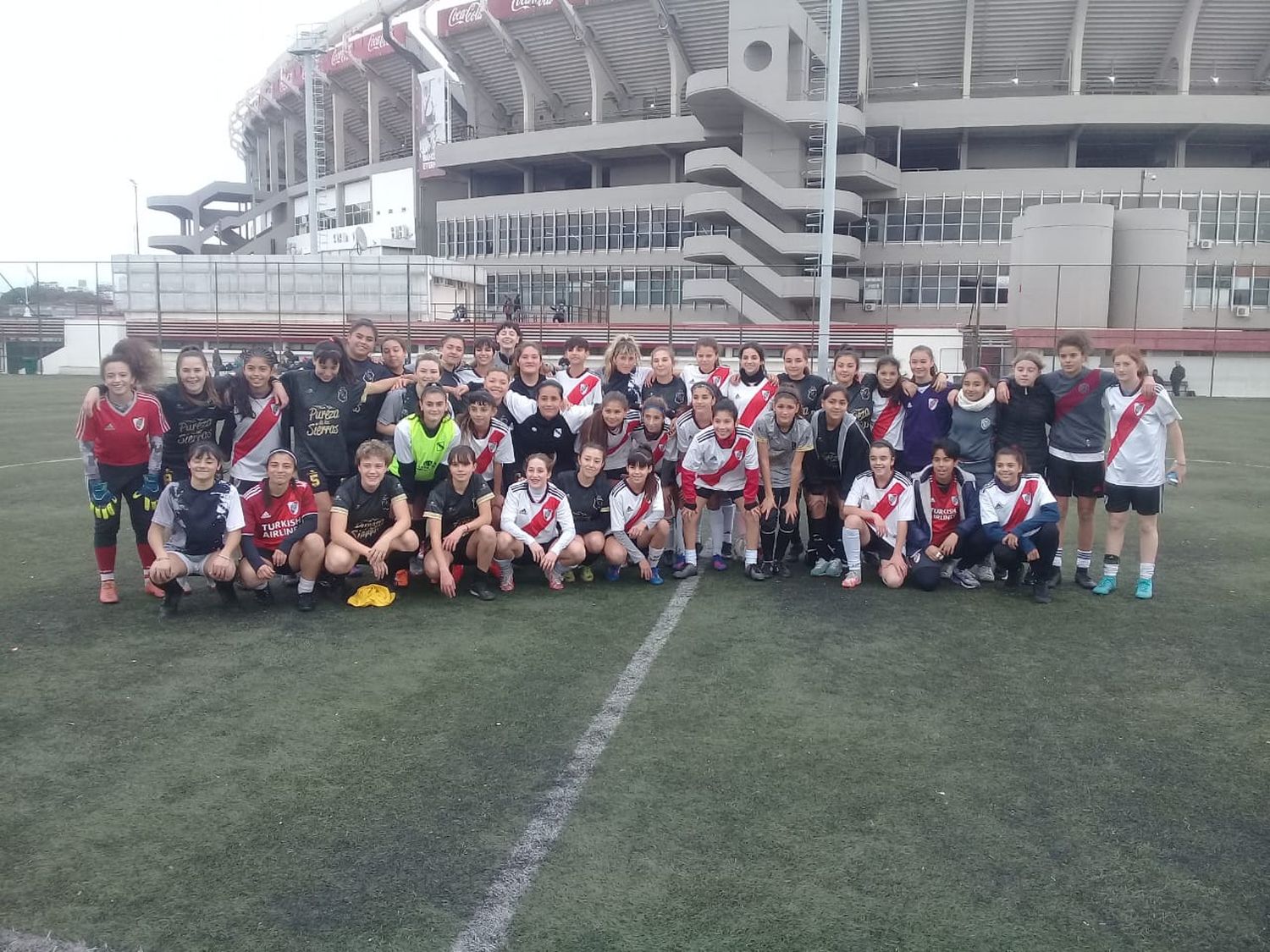 Los equipos de River y Juventud Unida, en la cancha auxiliar del Monumental.