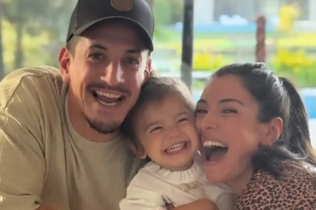 Diego Mendoza y Josefina Ansa con su hija India anunciando la llegada de un nuevo bebé en la familia.