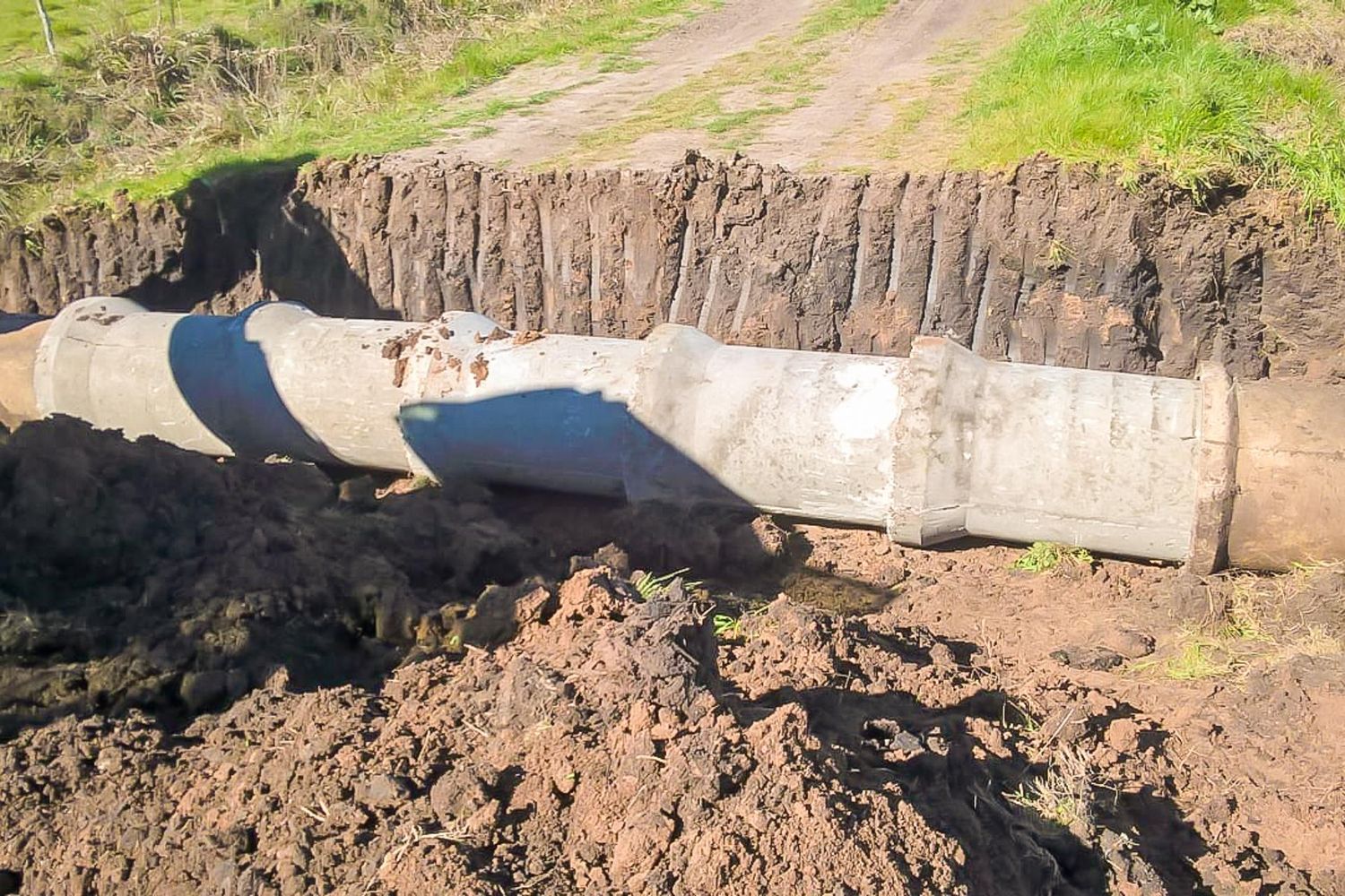 Trabajan en la conservación de caminos en Concepción del Uruguay